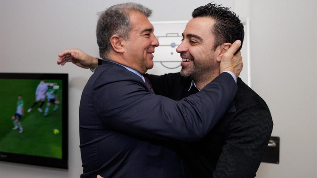 Xavi Hernández y Joan Laporta, dándose un abrazo