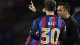 Xavi le da instrucciones a Gavi