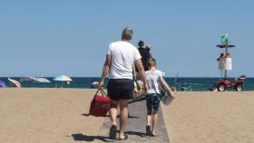 Una familia va a la playa en Sant Pere Pescador