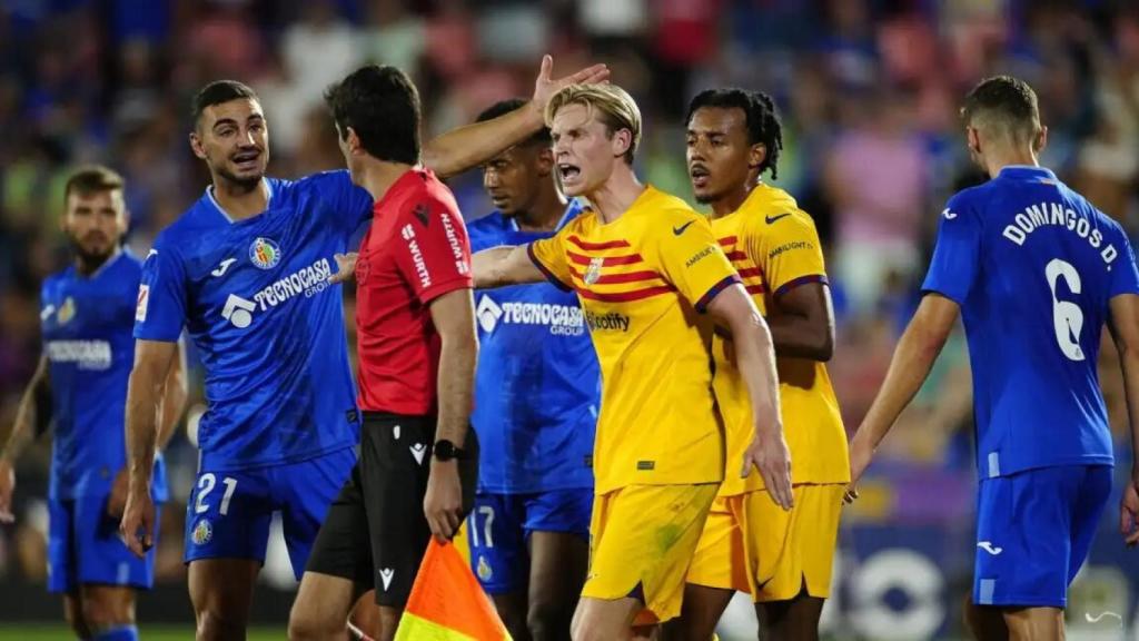 Los jugadores protestan al árbitro del Getafe-Barça