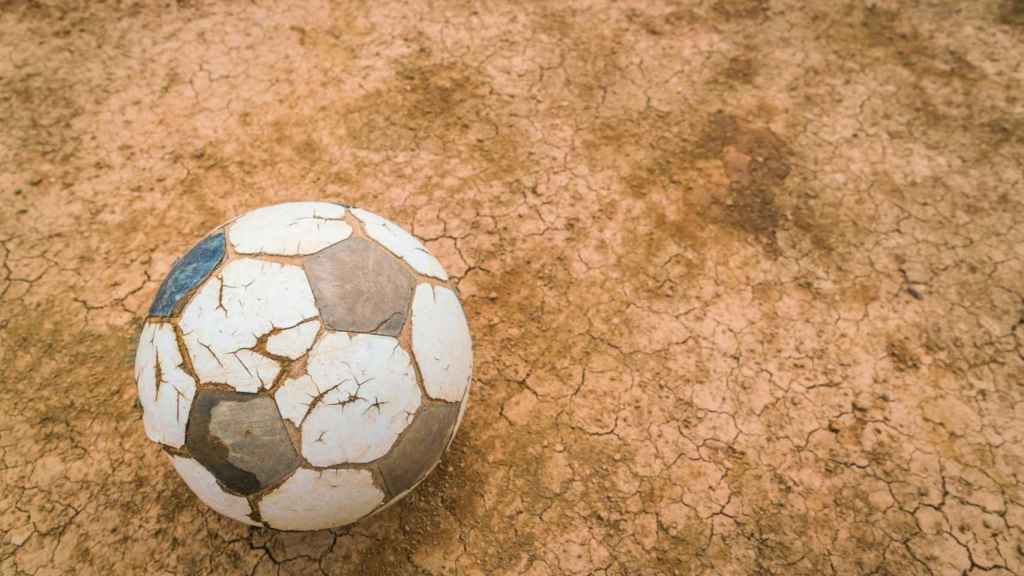 Pelota vieja y agrietada