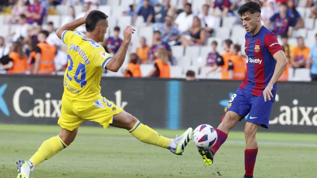 Pedri controla el balón ante un jugador del Cádiz