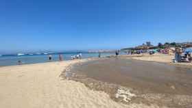 El vertido, de origen desconocido, llega a la playa de Riells (l'Escala)