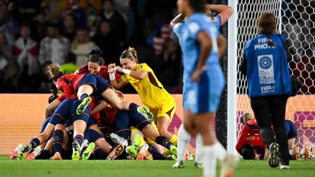 Las jugadoras de España celebran su victoria en el Mundial