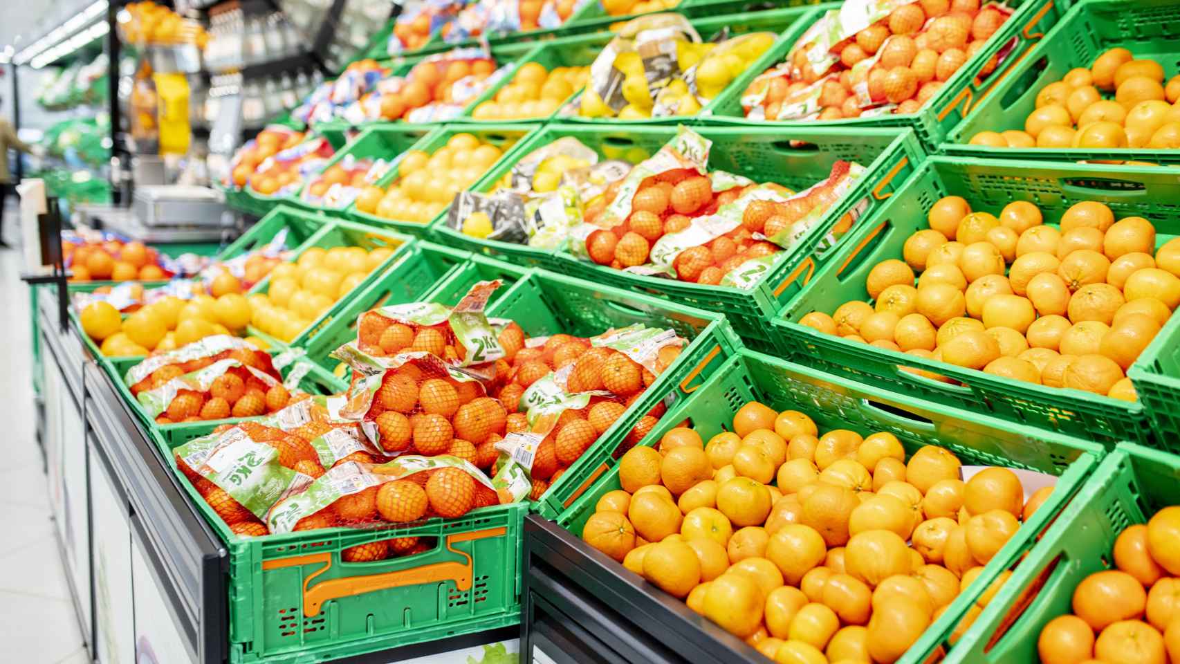 Cítricos en la sección de fruta de un supermercado de Mercadona