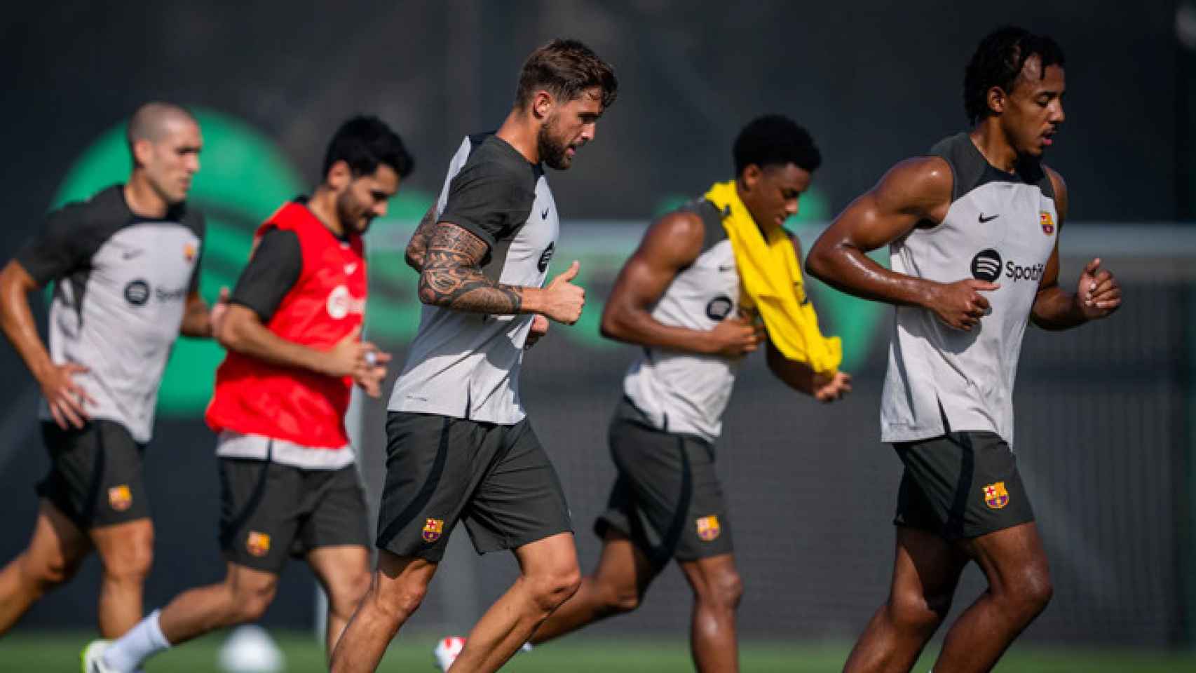 Oriol Romeu, Gundogan, Balde, Iñigo y Koundé, en un entrenamiento del Barça en la Ciutat Esportiva