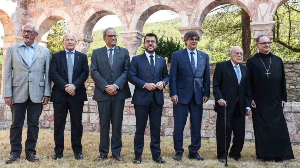 Jordi Casassas (UCE), José Montilla, Quim Torra, Pere Aragonès, Carles Puigdemont, Jordi Pujol y Manel Gasch durante un acto en Francia