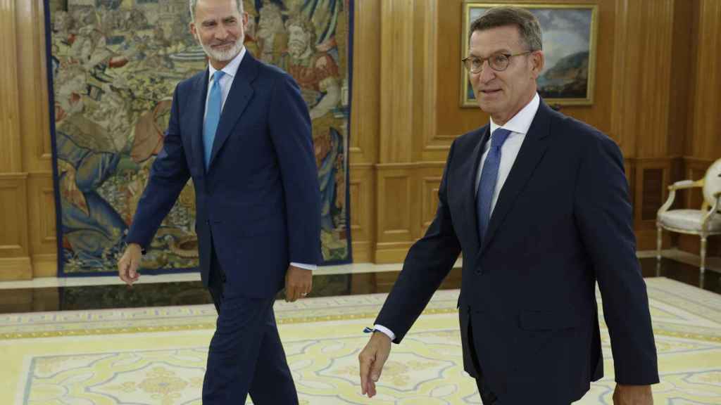 El rey Felipe VI recibe al líder del PP, Alberto Núñez Feijóo (d), en la última de sus siete entrevistas con dirigentes políticos antes de decidir qué candidato propondrá para que se someta en el Congreso a la investidura como presidente del Gobierno , este martes en el Palacio de la Zarzuela