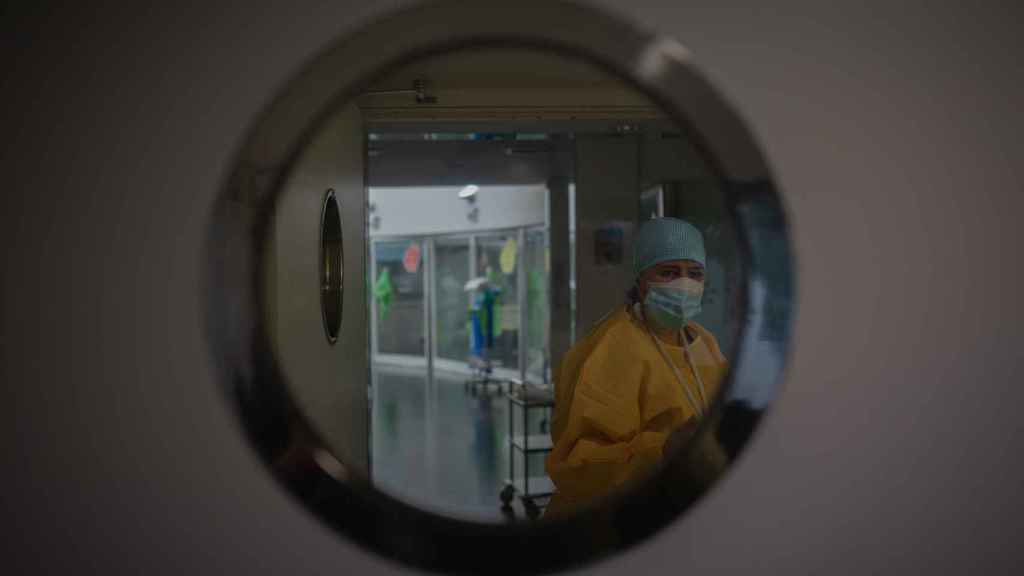 Un trabajador sanitario en la Unidad de cuidados intensivos en una foto de archivo