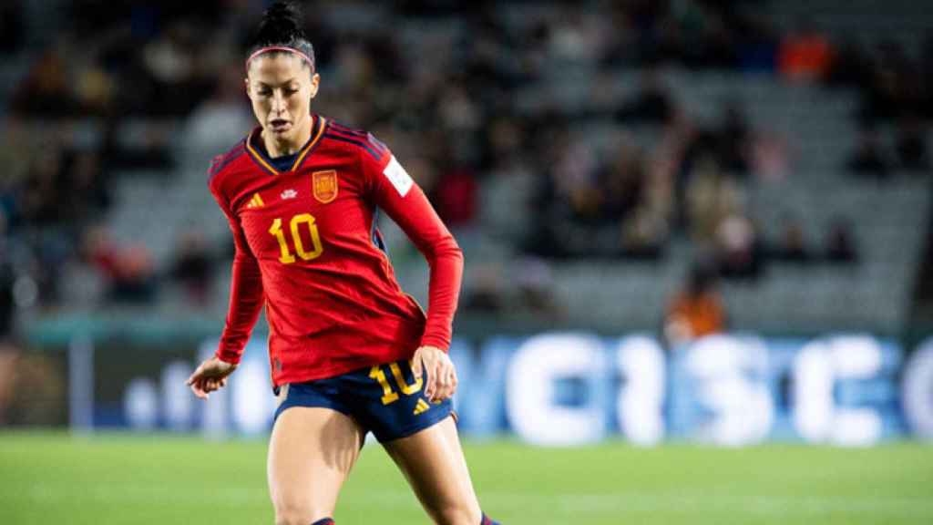 Jenni Hermoso comanda una jugada en un partido de España