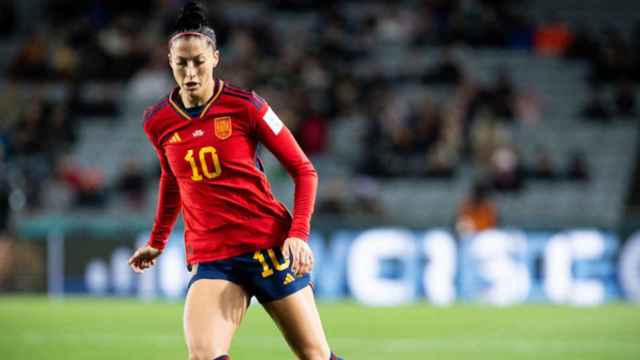 Jenni Hermoso comanda una jugada en un partido de España