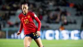 Jenni Hermoso comanda una jugada en un partido de España