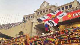 Imagen de varios socios de la Grada d'Animació del Barça en Montjuïc