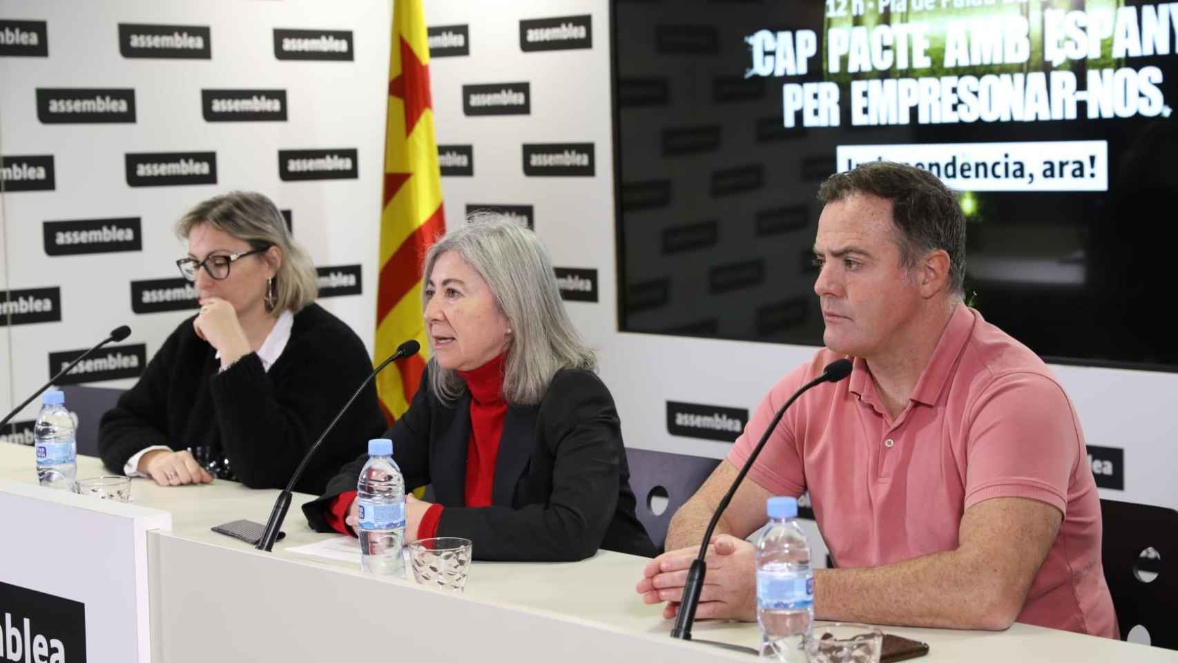 Esther Güell, coordinadora de la comisión de movilización y asambleas territoriales de la ANC, Dolors Feliu, presidenta de la ANC y Uriel Bertran, coordinador de la comisión de estrategia y discurso de la ANC