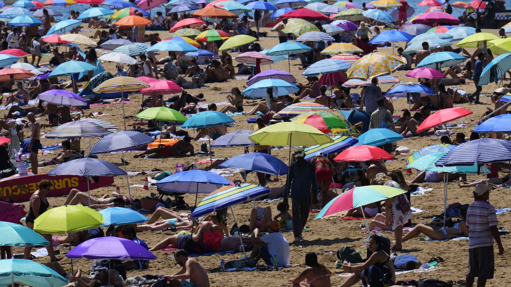La playa de la Barceloneta en un día caluroso