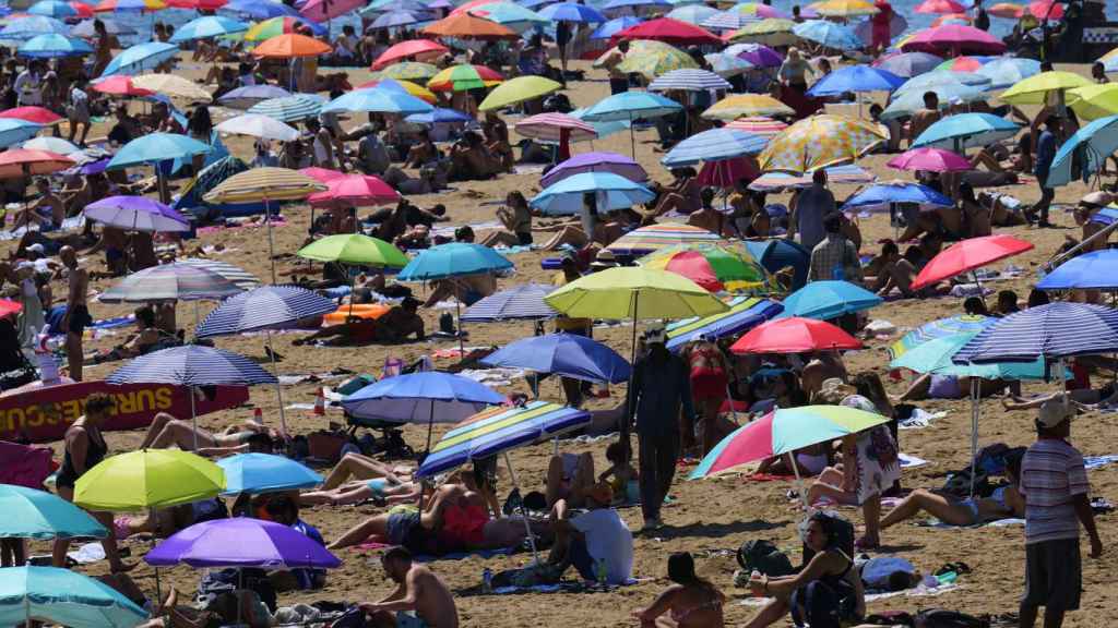 Vista de la playa de la Barceloneta (Barcelona) en plena ola de calor