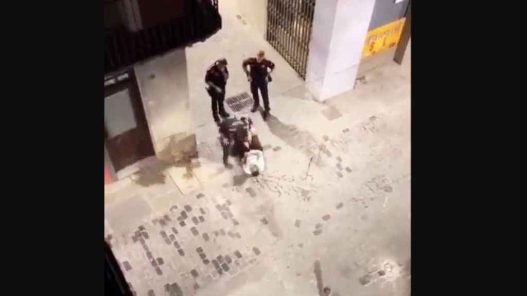 Instante del encontronazo entre el hombre y los tres agentes de Mossos