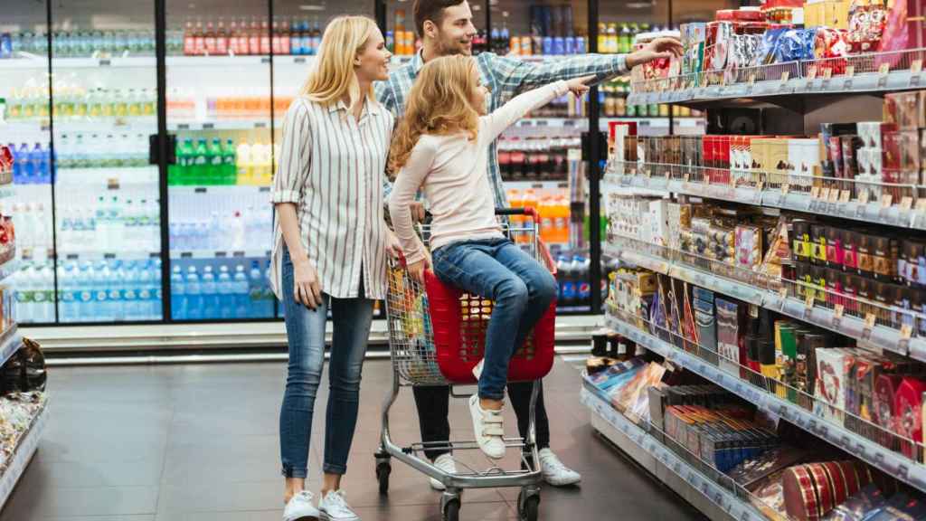 Imagen de archivo de una familia haciendo la compra en un supermercado