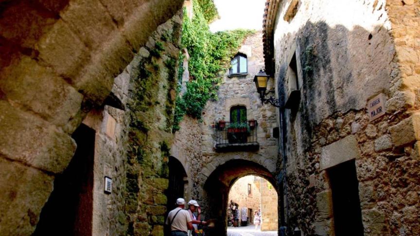 El pueblo medieval de Cataluña salpicado de calles por las que perderse ...