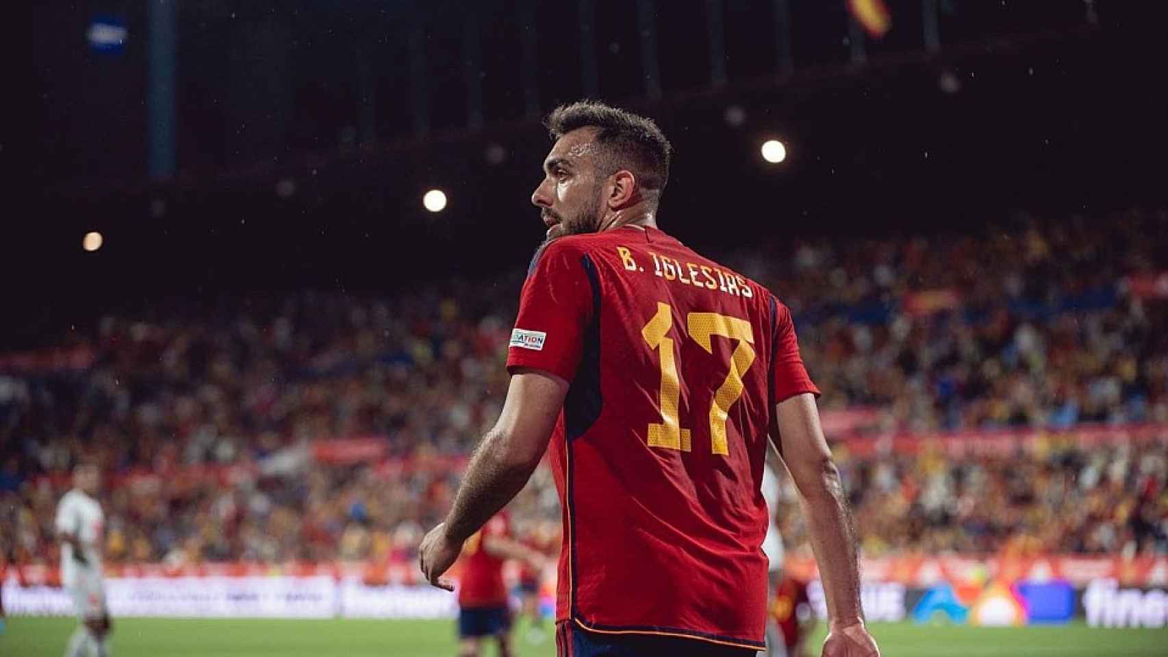 Borja Iglesias con la camiseta de la selección