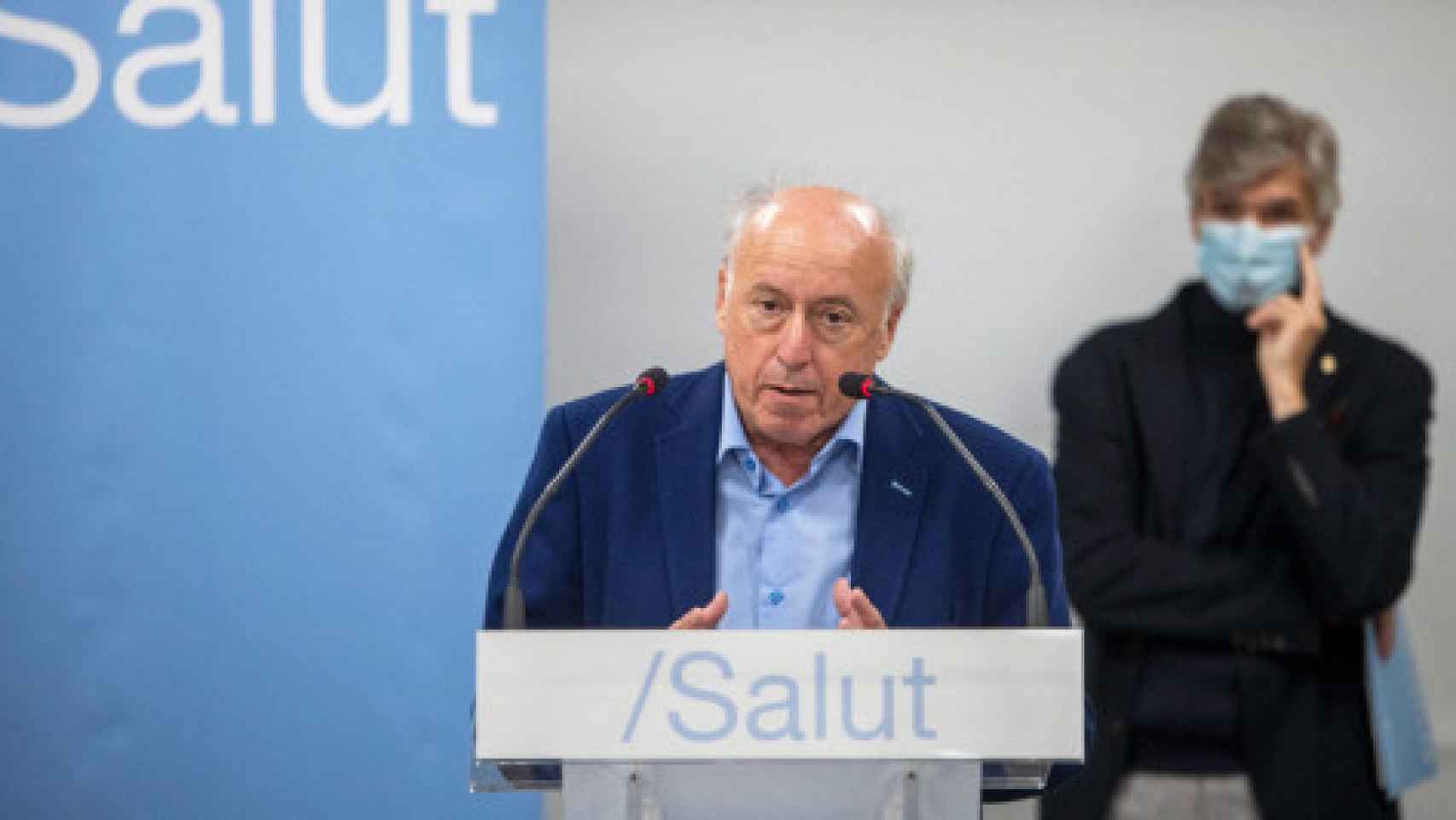 Joan Vegué, con el 'exconseller' de Salud, Josep Maria Argimon, al fondo