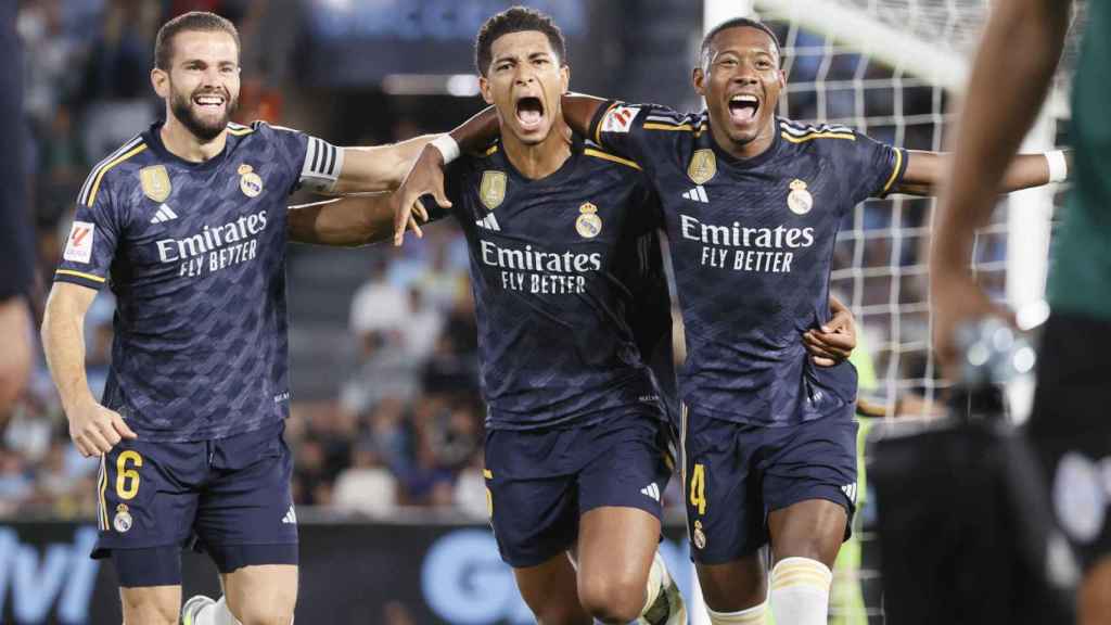 Nacho, Jude Bellingham y David Alaba festejan el gol de la victoria ante el Celta