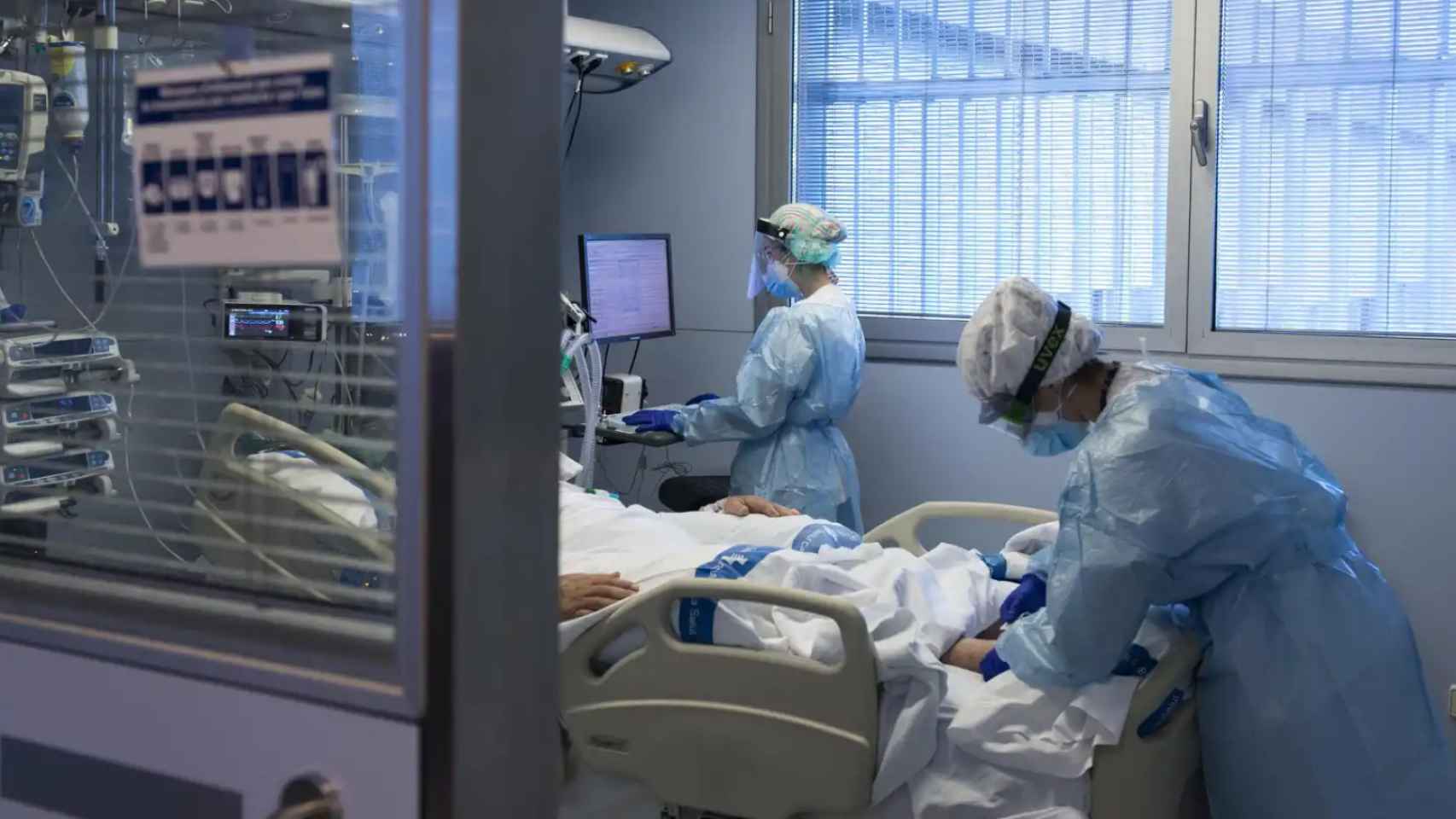 Sanitarios atienden a un paciente con Covid en la uci de un hospital catalán