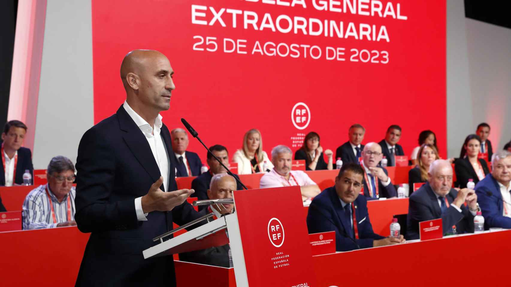 El presidente de la RFEF, Luis Rubiales, responde en presencia del presidente de la FCF, Joan Soteras (2d)