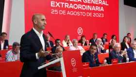 El presidente de la RFEF, Luis Rubiales, responde en presencia del presidente de la FCF, Joan Soteras