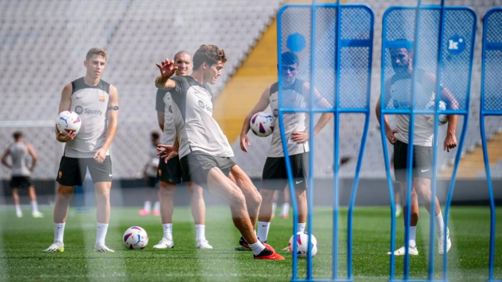 Marcos Alonso patea un tiro libre en un entrenamiento del Barça