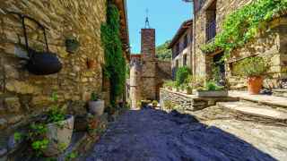 El pueblo medieval secreto a una hora y media de Girona ideal para una escapada en primavera: viven 20 personas
