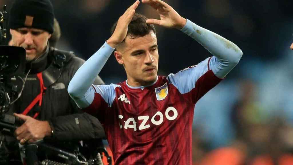 Coutinho aplaude a la afición del Aston Villa en un partido de la Premier