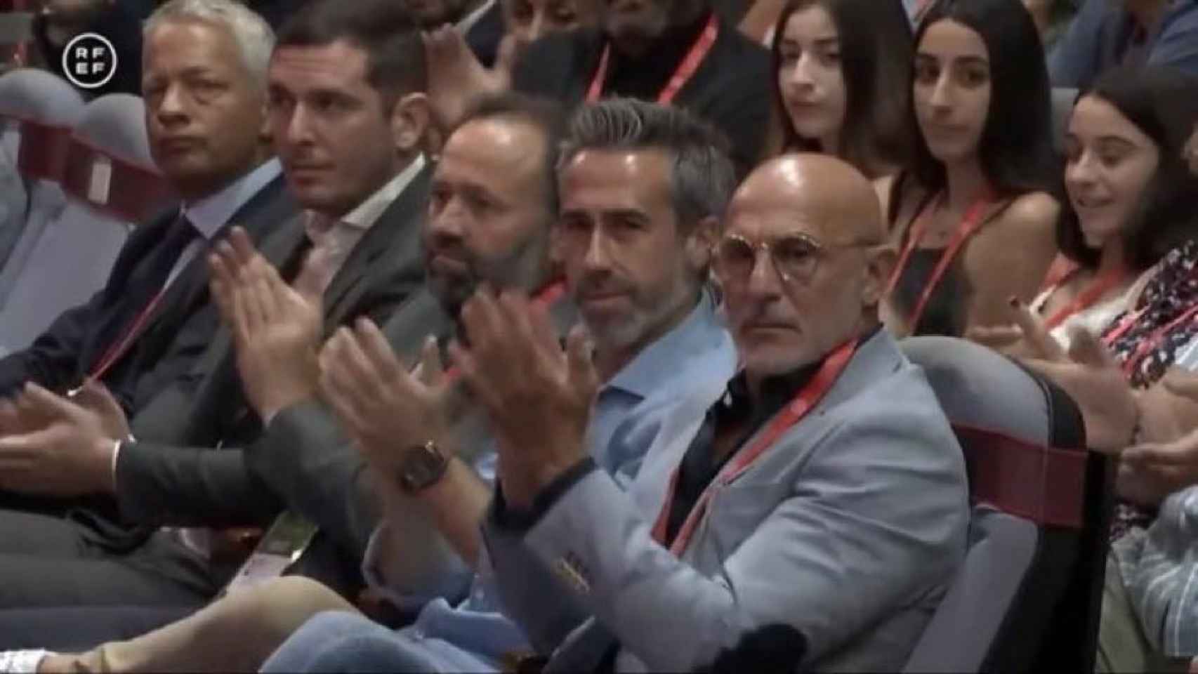 Jorge Vilda y Luis de la Fuente, seleccionadores nacionales, aplauden el discurso de Luis Rubiales