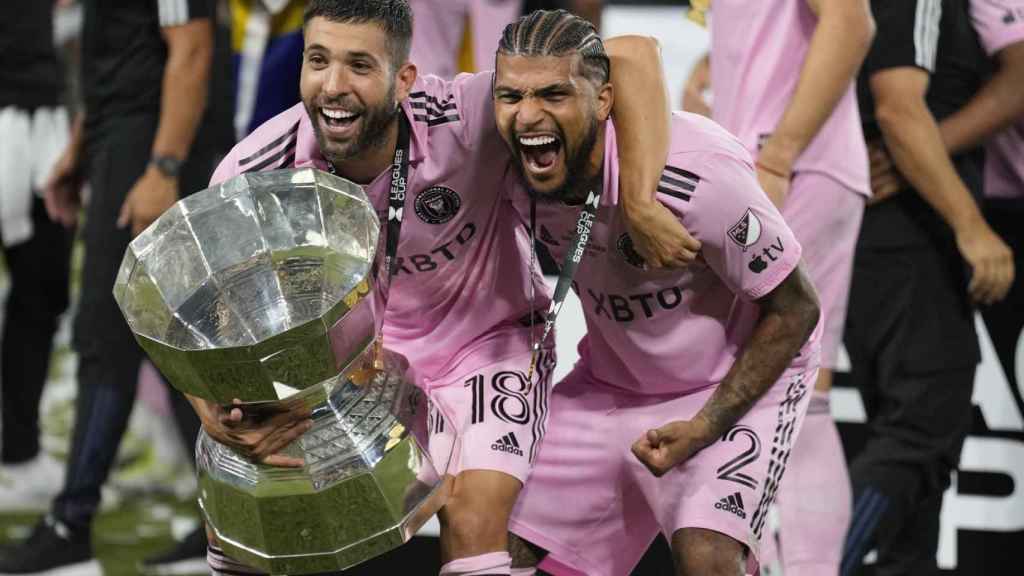 Jordi Alba levanta el trofeo de la Leagues Cup junto a DeAndre Yedlin