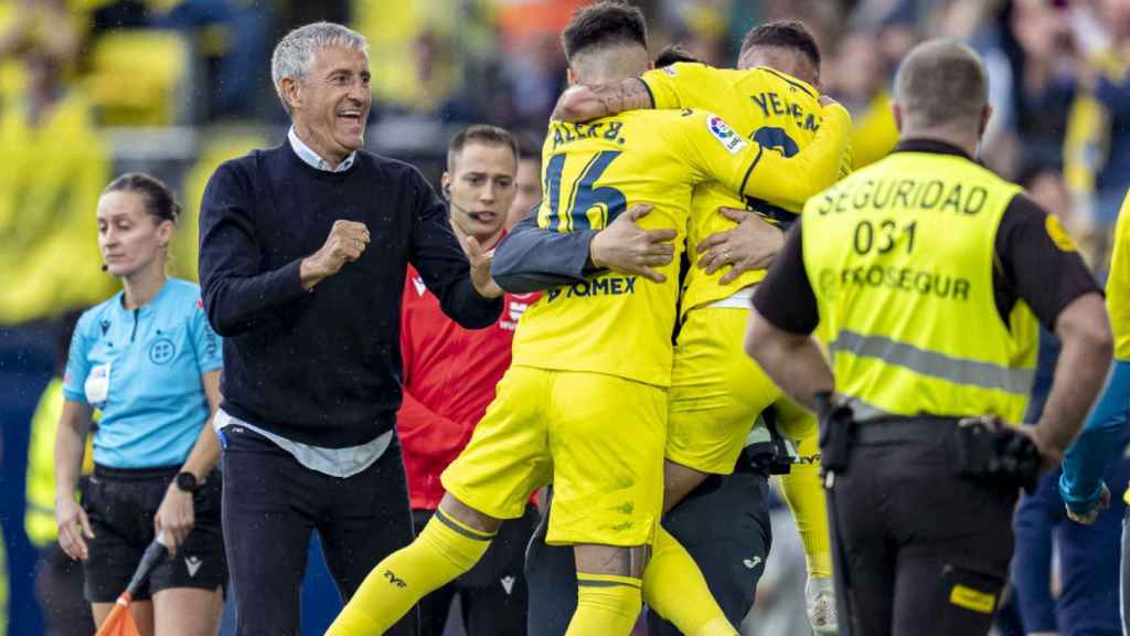 Setién festeja con los jugadores un gol del Villarreal