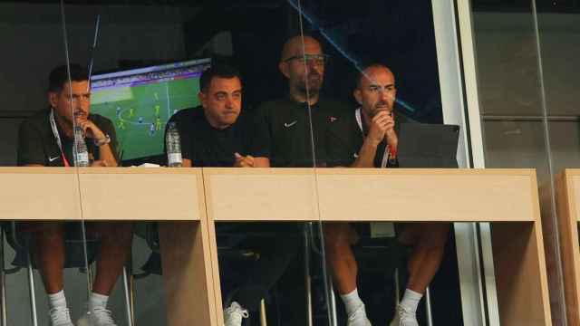 Xavi Hernández observa el partido del Barça contra el Villarreal