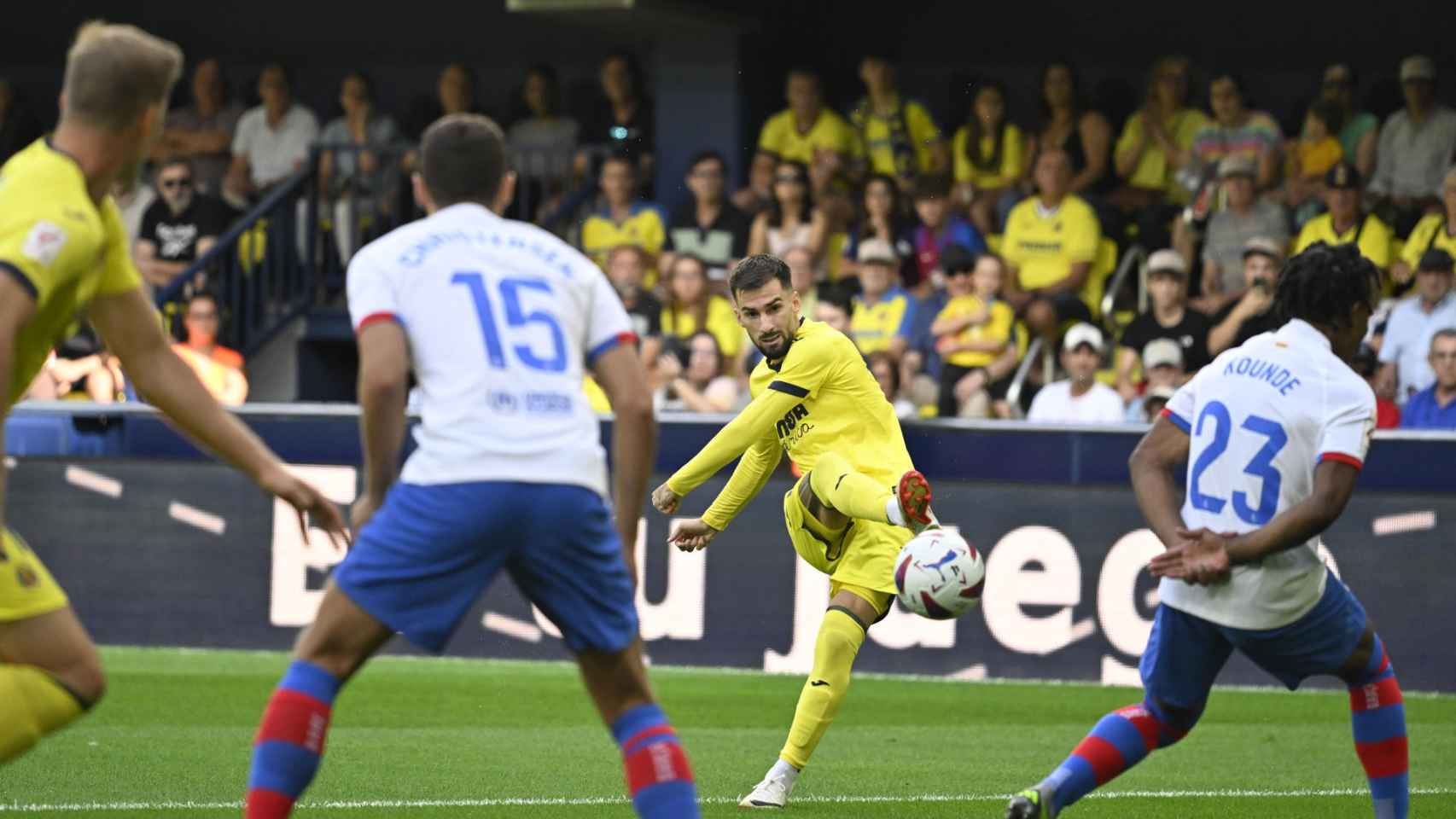 Jules Koundé y Andreas Christensen defienden un tiro de Álex Baena