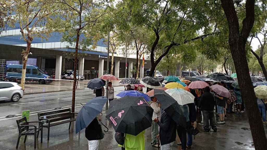 Concentración ante la comisaría de la Verneda por la detención de cuatro activistas independentistas en la Vuelta Ciclista