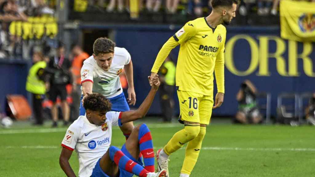 Lamine Yamal se levanta tras caer en una acción ante el Villarreal