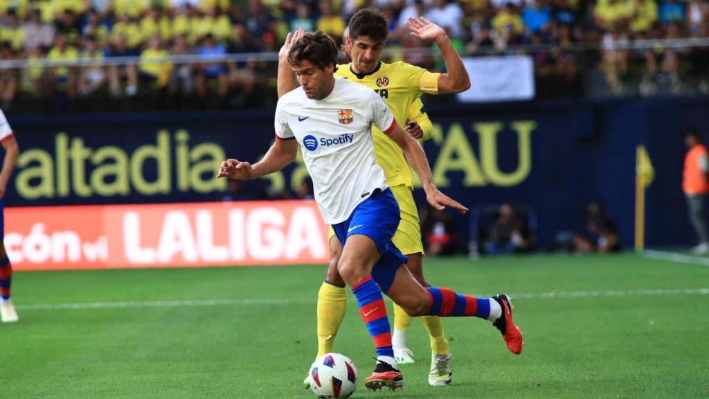 Marcos Alonso conduce el balón por banda ante el Villarreal