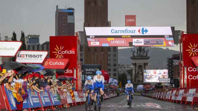 Primera jornada de La Vuelta ciclista, una contrarreloj por las calles de Barcelona (Catalunya, España) el 26 de agosto de 2023. El equipo neerlandés ha ganado con un tiempo de 17:30, por 52 centésimas sobre el Movistar Team, y ha puesto líder al italiano Lorenzo Milesi.