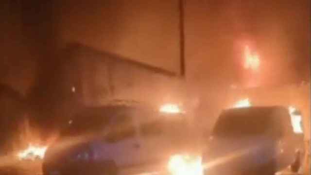 Un incendio fuera de control ha devorado de madrugada seis naves industriales en Vilassar de Mar