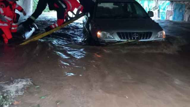 Los bomberos rescatan a un hombre del interior de su coche tras ser arrastrado por el agua en Vilassar