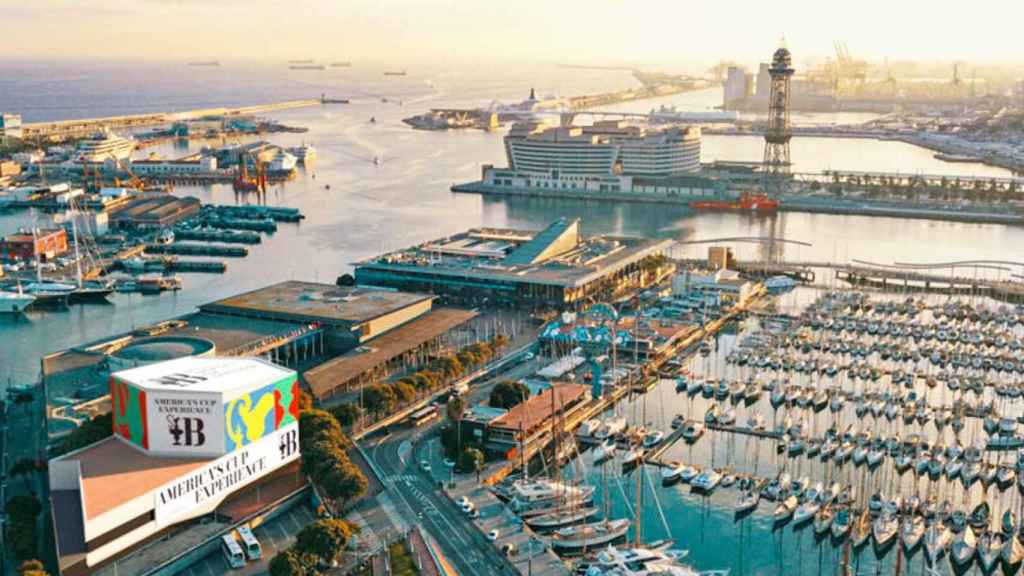 Vista aérea del Puerto de Barcelona con el America's Cup Experience en primer plano