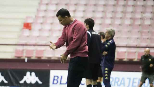 Rafa Márquez dirige al Barça B en la jornada inaugural de Primera RFEF ante el Logroñés