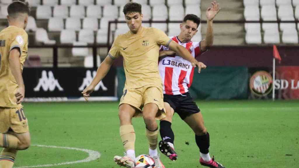 Diego Percan controla un balón frente al Logroñés