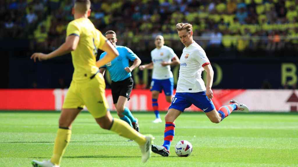 Frenkie de Jong conduce en balón en Villarreal