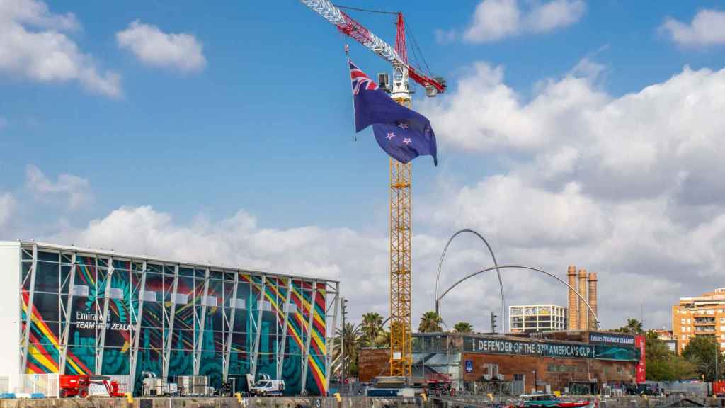 La base del Ineos Britannia con el antiguo Imax de fondo