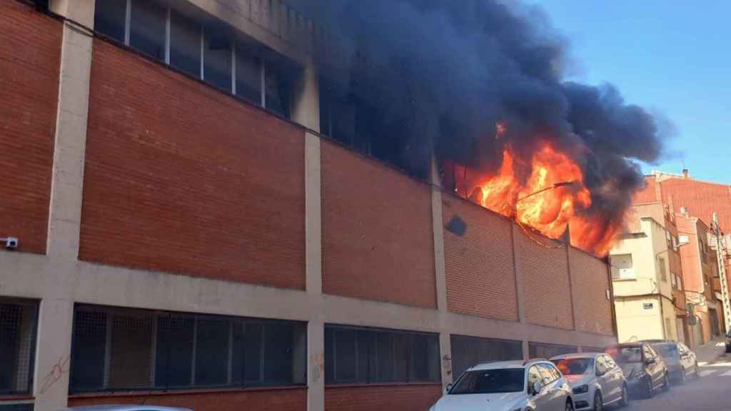 Arde una nave industrial en el centro de Terrassa