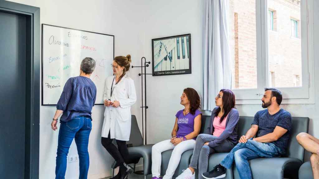 Una enfermera de salud mental dinamiza una sesión psicoeducativa en el Servicio de Psiquiatria del Hospital de Sant Pau